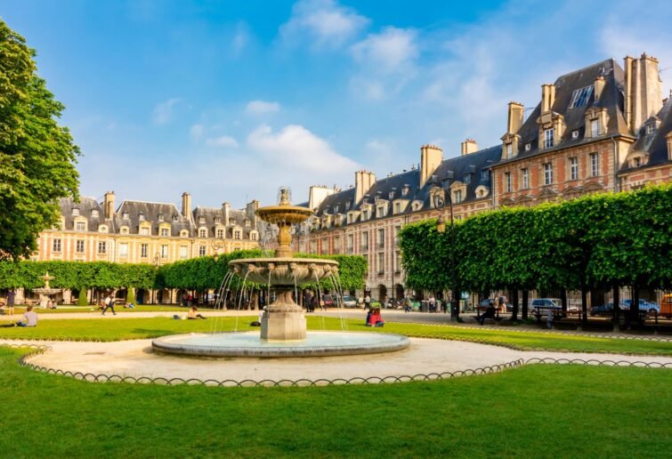 Place-des-Vosges-Paris-The 10 Most Beautiful Walks to Explore Paris with Family