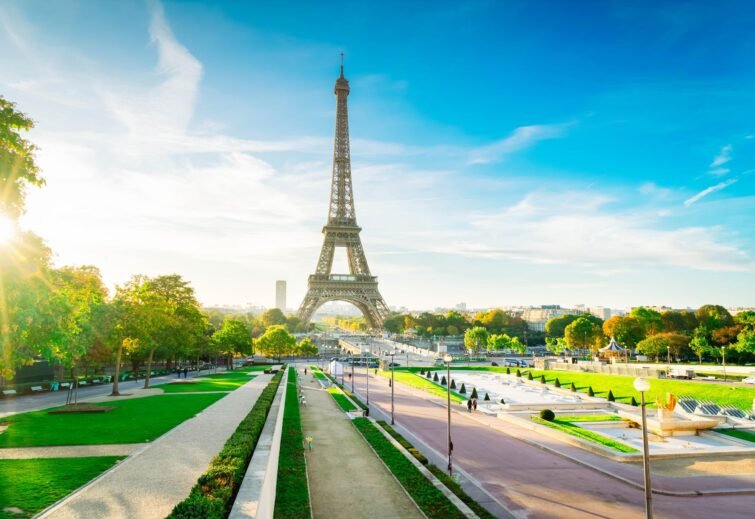 Trocadero-et-tour-Eiffel-Paris-The 10 Most Beautiful Walks to Explore Paris with Family