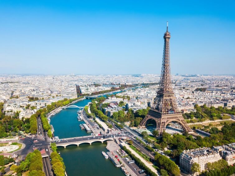 This walk offers a unique opportunity to explore the best of Paris at your own pace. It unveils the iconic treasures of the capital as well as its hidden gems, far from the usual tourist hustle and bustle. It's a privileged immersion into the city's authentic soul, as you wander and soak in the sights. Start your walk at the Île-de-la-Cité and marvel at the old Paris, with the Notre-Dame Cathedral. Then embark on an urban hike of 20.3 km along the riverbank to the Conciergerie. Cross the Seine on the Pont au Change towards the north. Along the way, don't forget to visit the Centre Georges-Pompidou. Resume your walk along the Seine, passing by the Boulevard de Sébastopol, the Théâtre du Chatelet, the Pont Neuf, the Tuileries, and the Louvre. Next, cross the Pont Royal to admire the Musée d’Orsay. Continue towards the Place de la Concorde via the Passerelle Léopold-Sédar-Senghor. Then, head towards the Opéra Quarter and visit the Église de la Madeleine. During your walk, take in the beauty of the Fontaine Wallace. After that, stroll along the Avenue des Champs-Élysées to the Arc de Triomphe. Finally, head south to reach the Trocadéro Gardens, the Eiffel Tower, and the Invalides. End your visit in the Montparnasse Quarter. Consider spreading this hike over several days to make the most of each site.