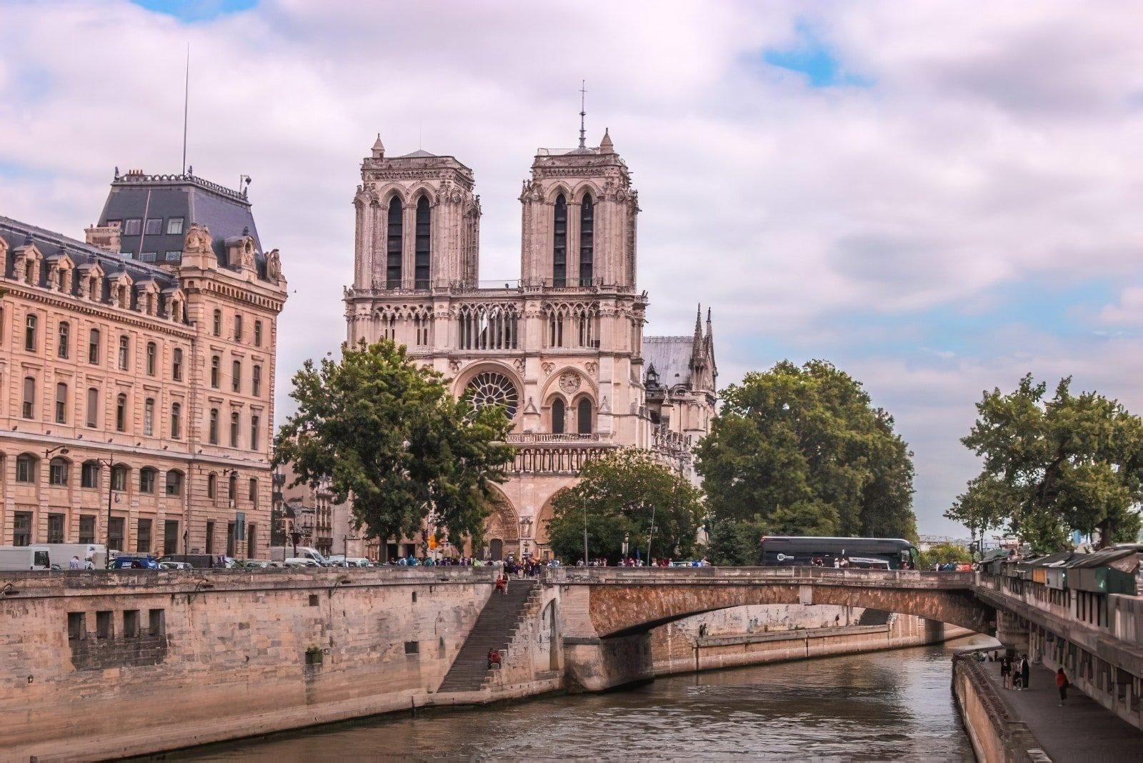 visiter-notre-dame-paris-Cruise on the Seine in Paris 巴黎塞纳河游船