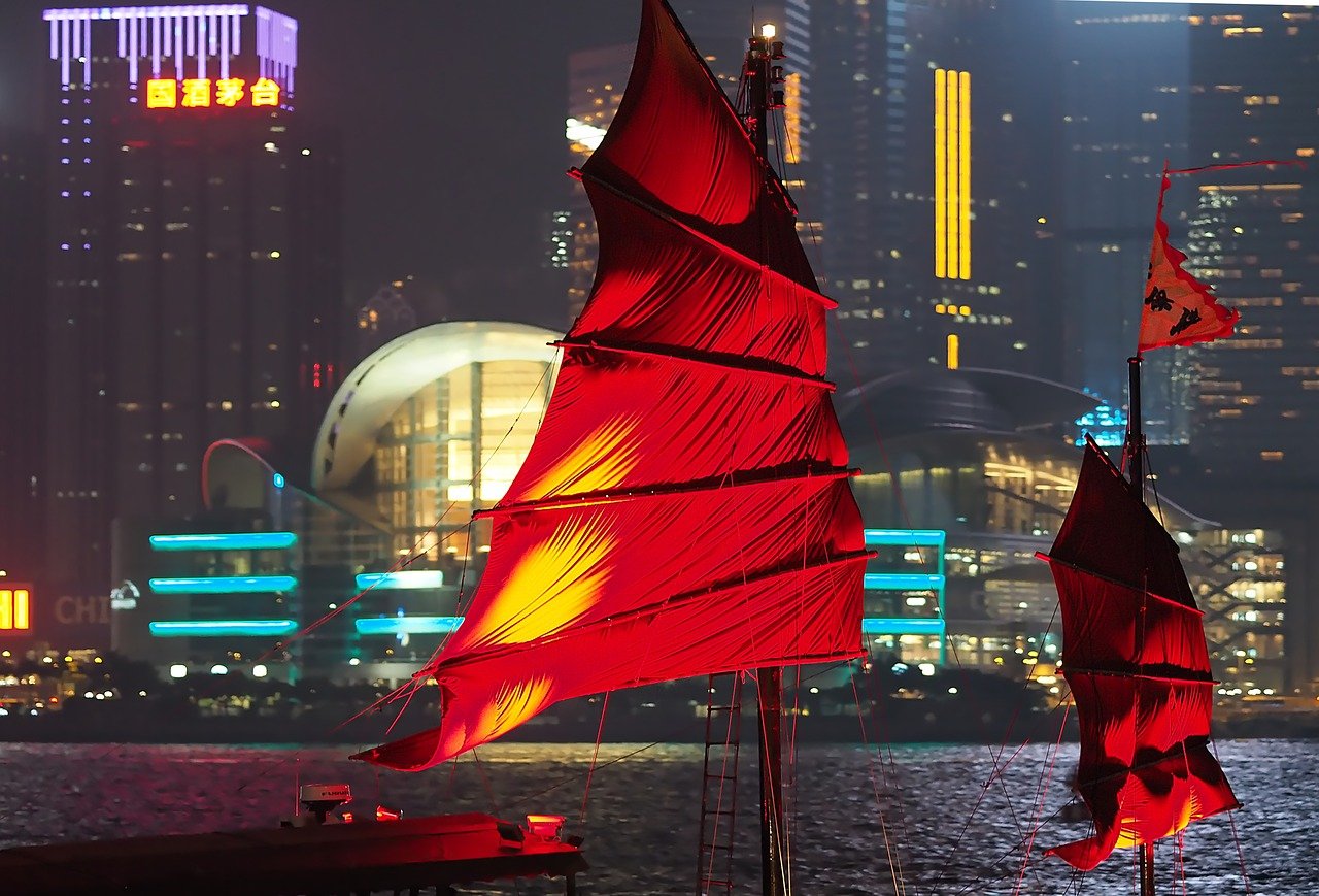 香港亲子游要做的事 夜色航行的香港帆船 香港亲子游学