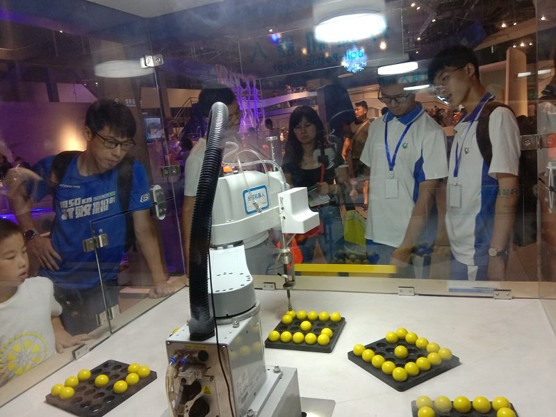 广东科学中心亲子游学家庭旅游分球机器人