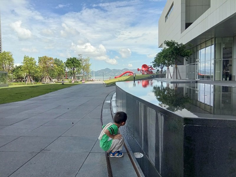 海上世界文化艺术中心外的蓄水池 深圳亲子游 深圳家庭旅游