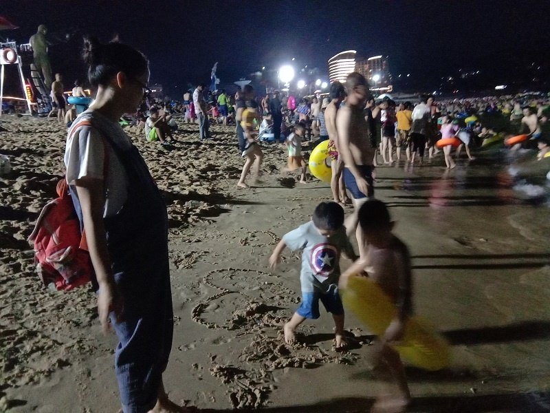 深圳亲子游学 广东亲子游家庭旅游 大梅沙海滩亲子游 夜里的大梅沙