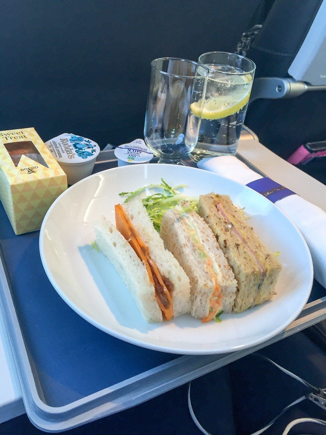 下午茶套餐在欧洲英国航空公司俱乐部的商务舱中提供。“ class =” wp-image-26275“ srcset =” https://lajollamom.com/blank.png 500w，https://lajollamom.com/blank.png 1000w“ size =”（最大宽度：1300px）100vw，1300px