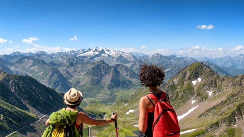 从 Pic du Midi 山顶比利牛斯山脉的全景视图