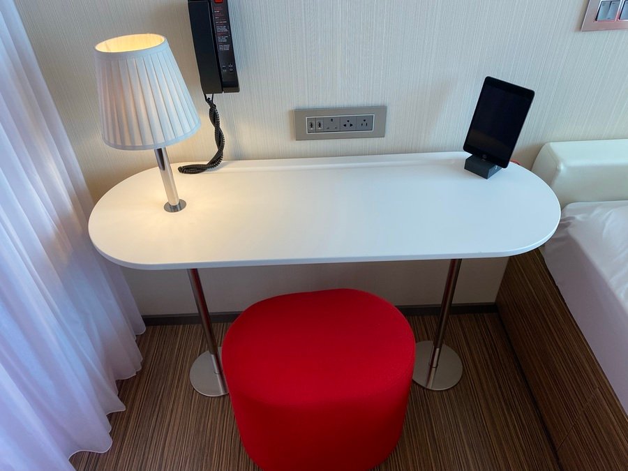 citizenM Tower of London desk