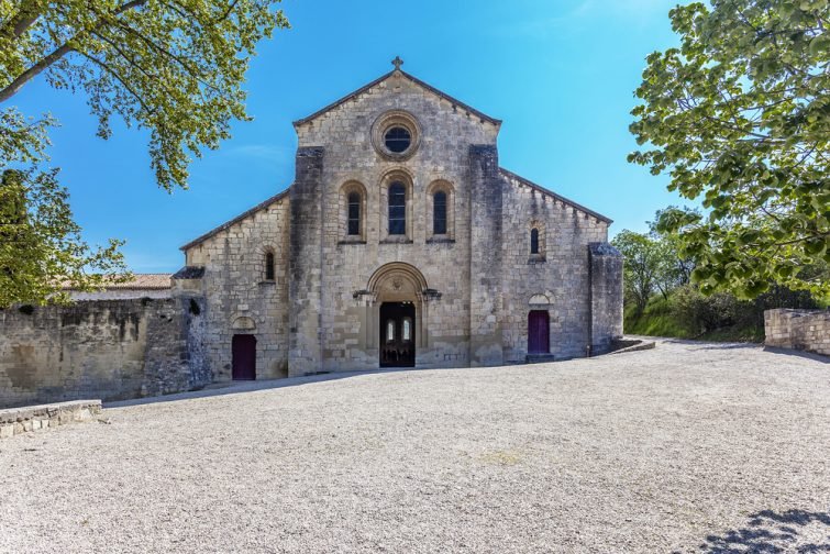 在普罗旺斯地区艾克斯徒步旅行：Silvacane de la Roque d'Antheron 修道院