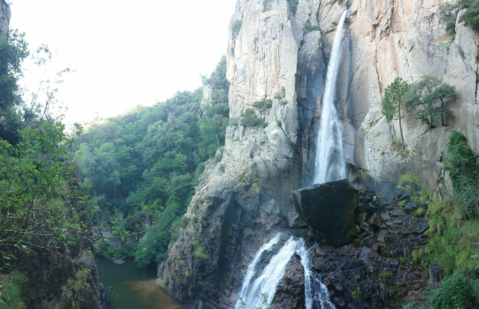 通往 Piscia di Gallu 瀑布的小径