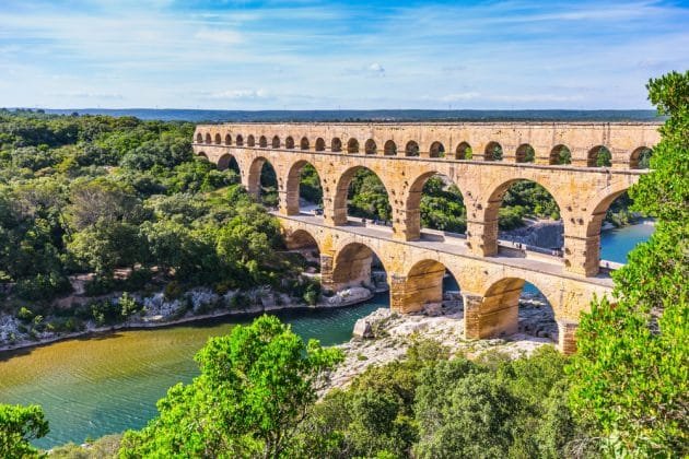 在 Gorges du Gardon 划独木舟