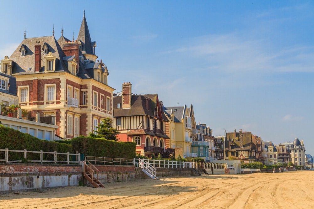 法国诺曼底 Trouville sur Mer 的海滩长廊