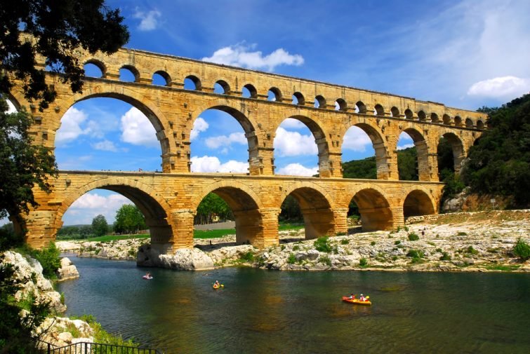 在 Pont du Gard 下划独木舟