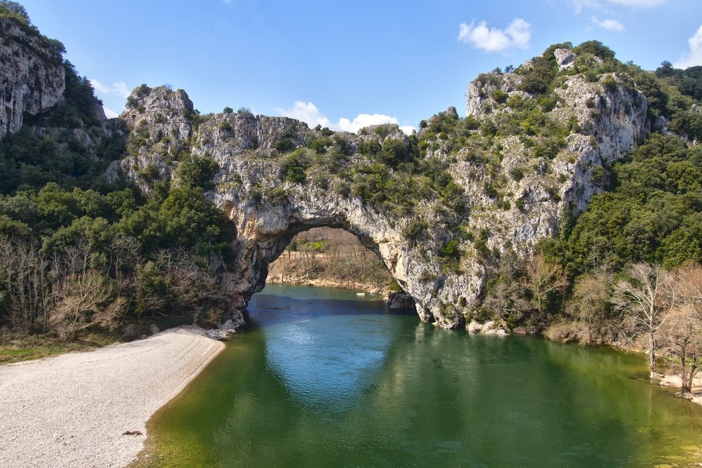 阿尔代什省的村庄：Vallon Pont d'Arc