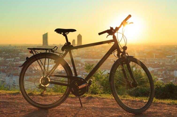 里昂的自行车和日落